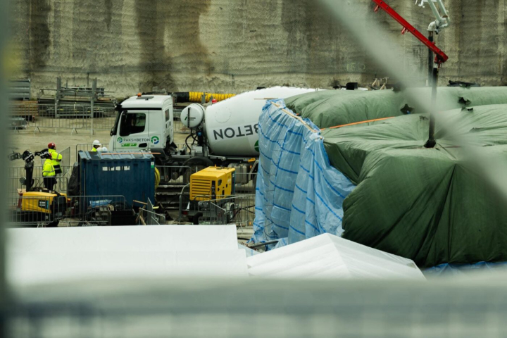 Betonöntés Pakson (Fotó: Szijjártó Péter Facebook-oldala)