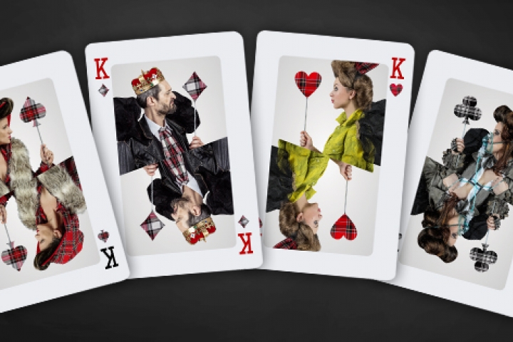 Négy francia kártya látható a képen, mindegyikből a király, melyben a Tudjukki élő szerepjáték főszereplőinek az arca látható